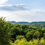 на жасминовій в парковій зоні Leópolis